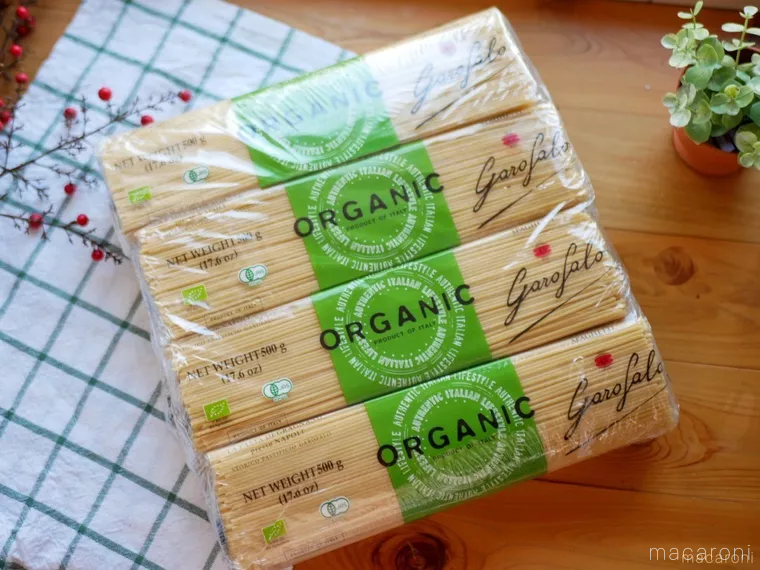 チェックのクロスの上に置かれた8袋入りのガロファロオーガニックスパゲッティ