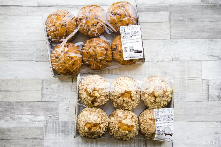 白木のテーブルの上に並べて置かれた6個入りのマフィン2ケース