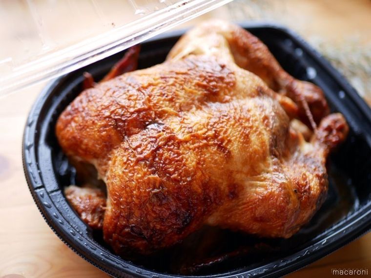 木のテーブルに置かれた黒い容器に入ったコストコのロティサリーチキン