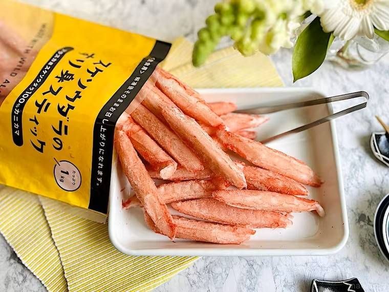 白い皿の上に大量のカニカマが拡げられている様子