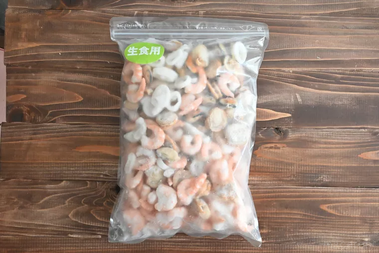 木目のテーブルの上に置かれたコストコの生食用シーフードミックス