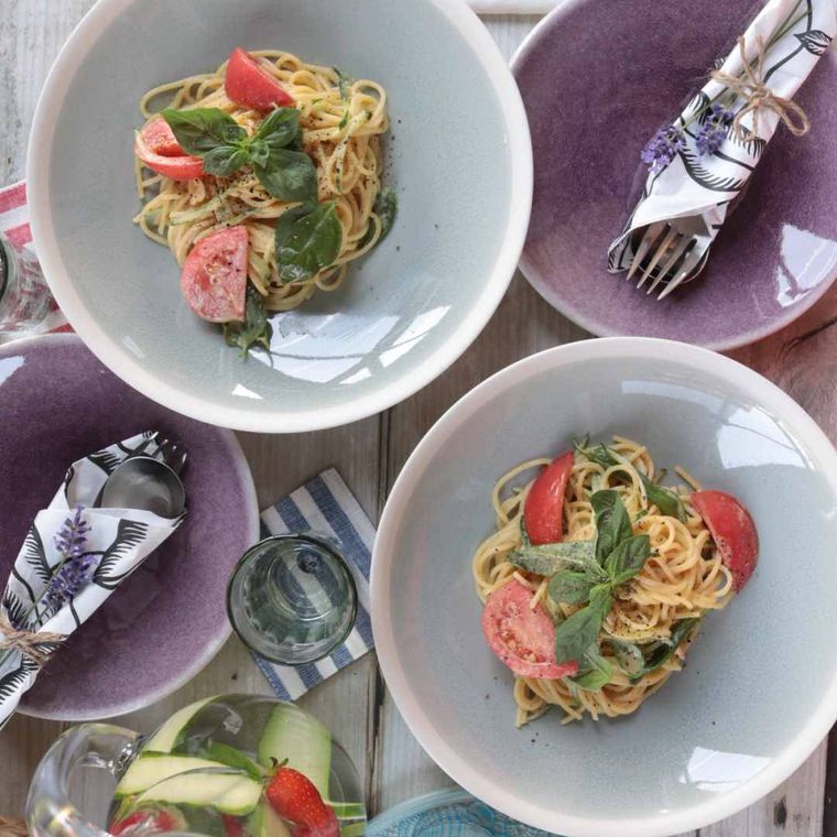 淡色の皿に盛りつけられたトマトときゅうりのパスタサラダ