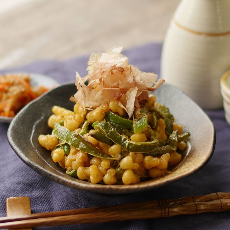 皿に盛り付けた焼きピーマンの天かす和え