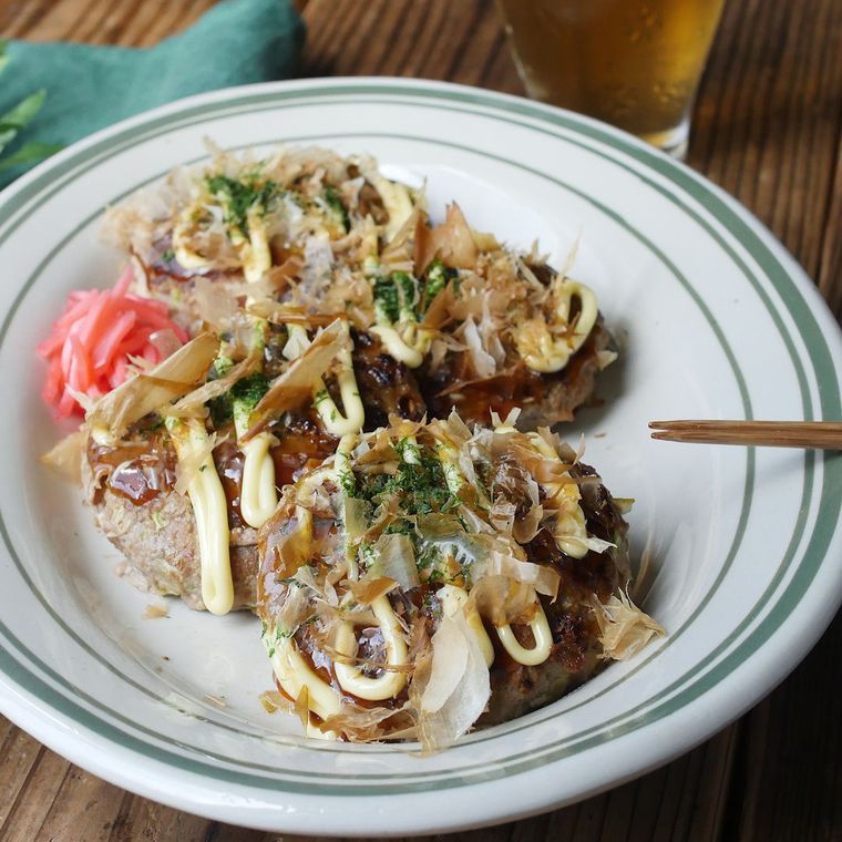 丸皿に盛り付けたお好み焼き風ハンバーグ