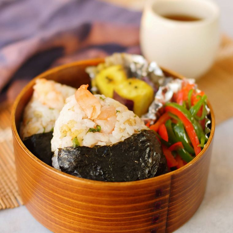 弁当箱に詰めた天むす風混ぜおにぎり