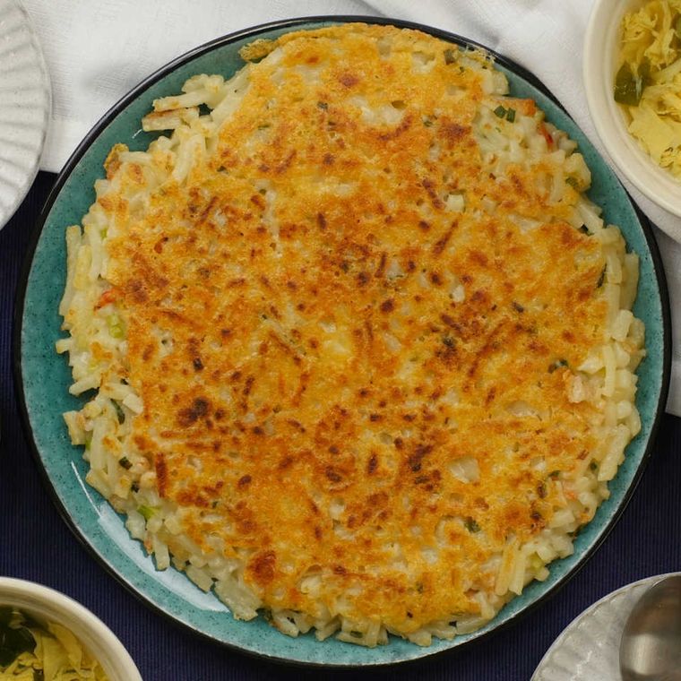 丸皿に盛り付けた天かす入りチーズチヂミ