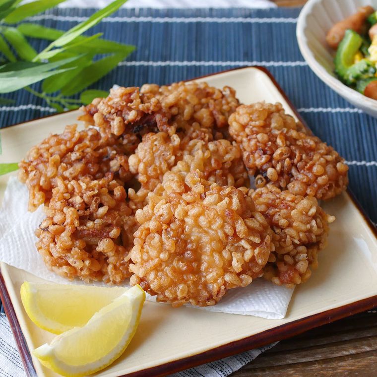 角皿に盛り付けた天かすのサクサク唐揚げ