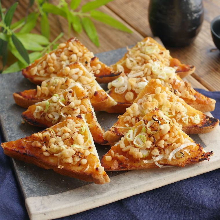 角皿に盛り付けたみそたぬきトースト