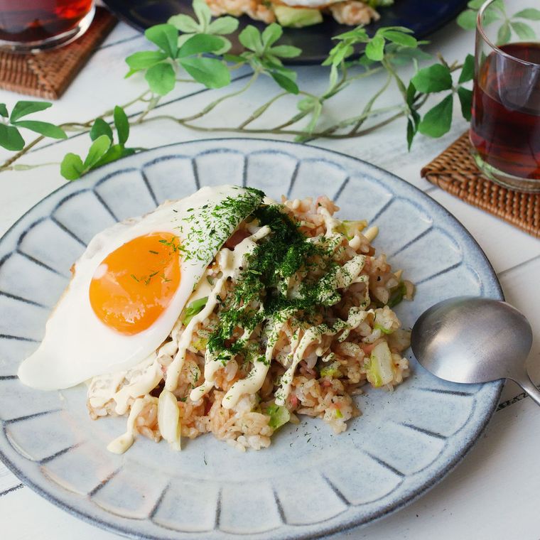 丸皿に盛り付けたお好み焼き風チャーハン