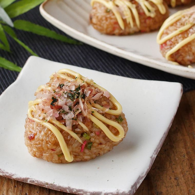 角皿に盛り付けたお好み焼きおにぎり