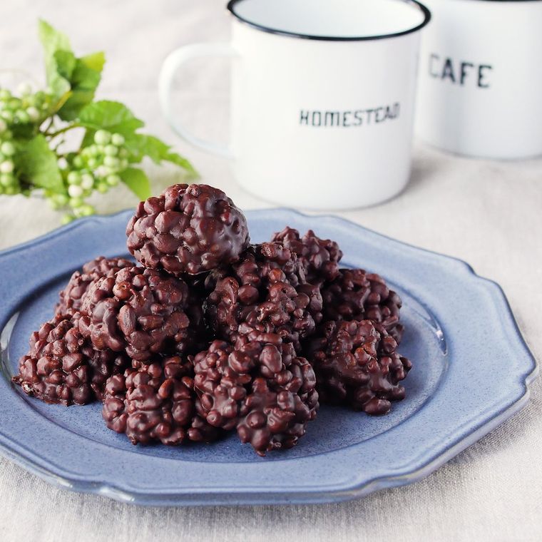 皿に盛り付けた天かすクランチチョコ