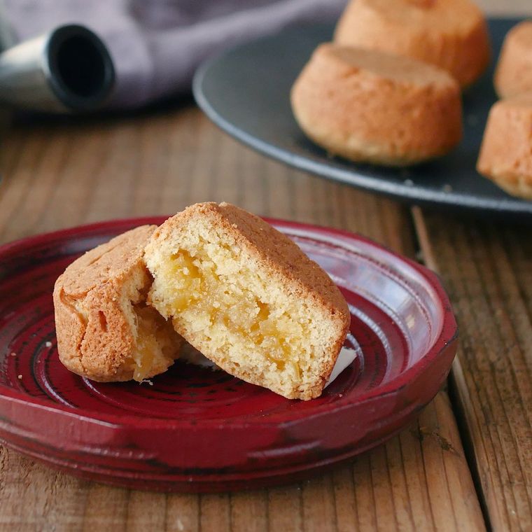 赤い皿に盛られたパイナップルケーキ