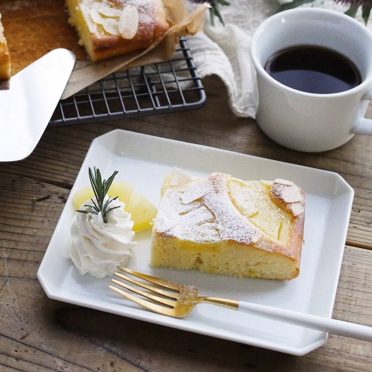 白い皿に盛られたパイナップルのアーモンドケーキ