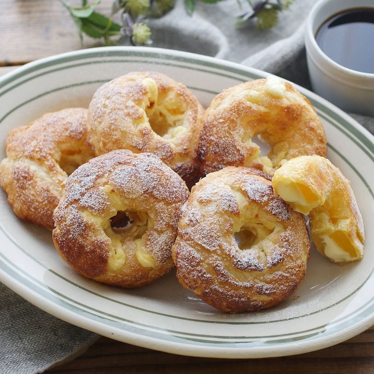 白い皿に盛られたパイナップルクリームチーズパイ