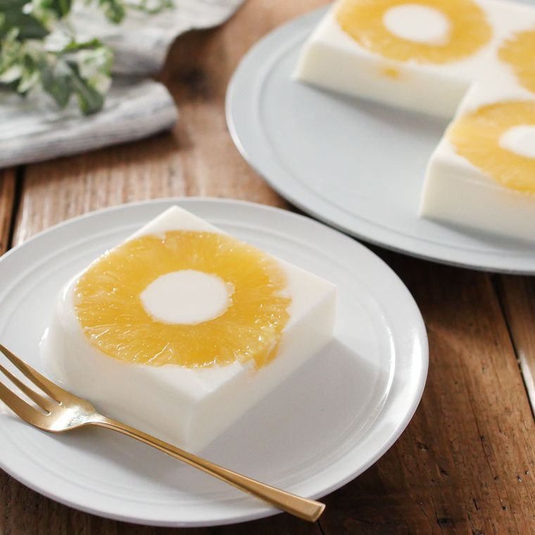 白い皿に盛られたパイナップル缶のミルク寒天