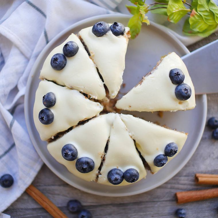 白い皿に盛られたハミングバードケーキ