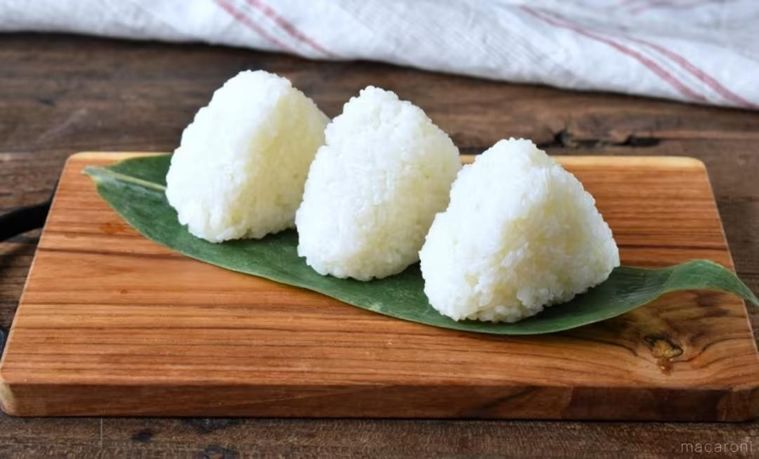 まな板の上に置いたおにぎり3個