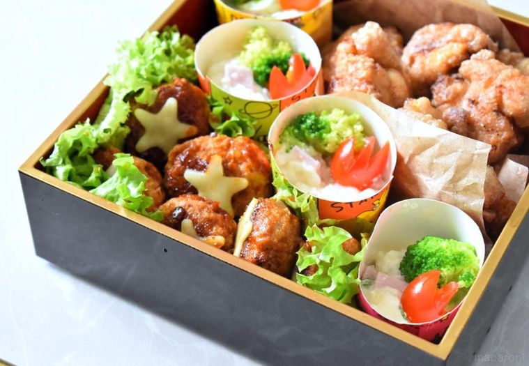 重箱に詰めた唐揚げ、ポテトサラダ、ハンバーグ