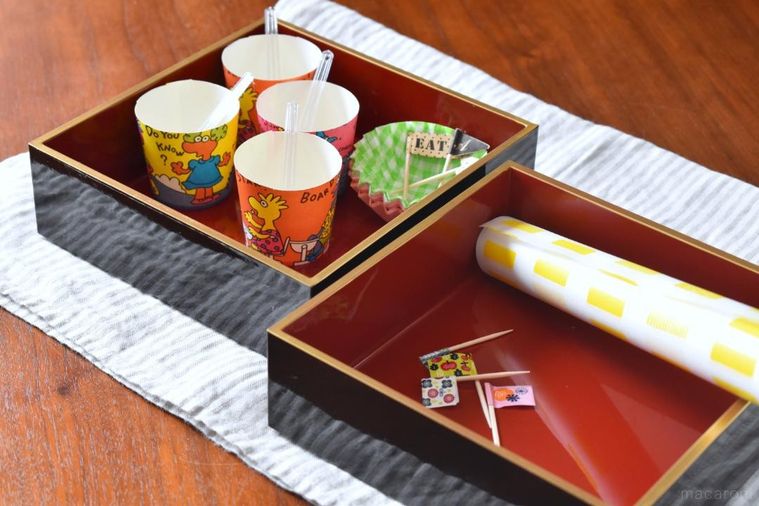 テーブルに置いた重箱と小物