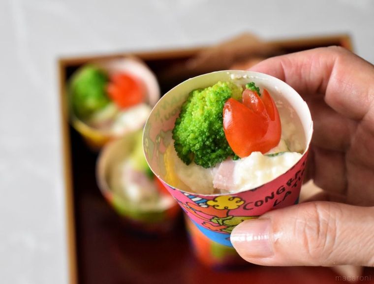 カップに詰めたポテトサラダと野菜