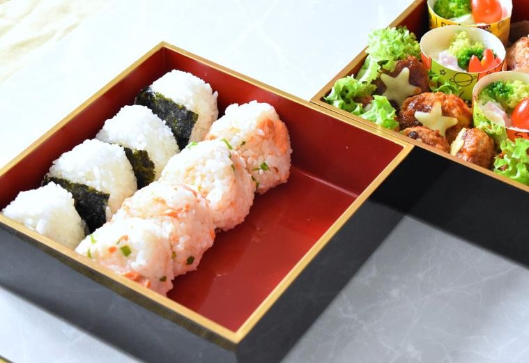 重箱に並べたおにぎり