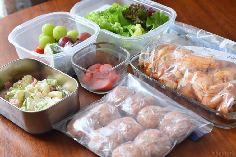 テーブルに並べたお弁当の材料