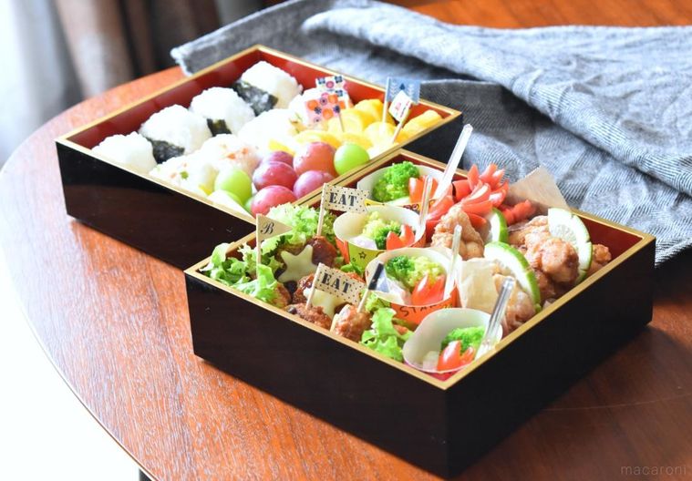 テーブルに置いた2段重の弁当