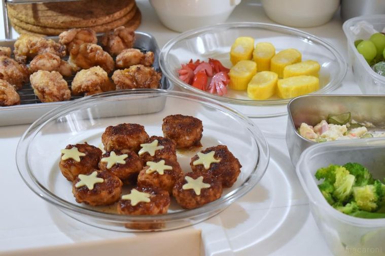 皿に並べた弁当のおかず