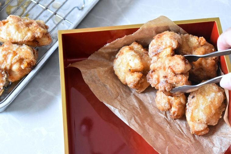 重箱に詰めた唐揚げ