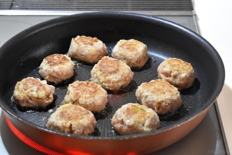 フライパンで調理中のハンバーグ