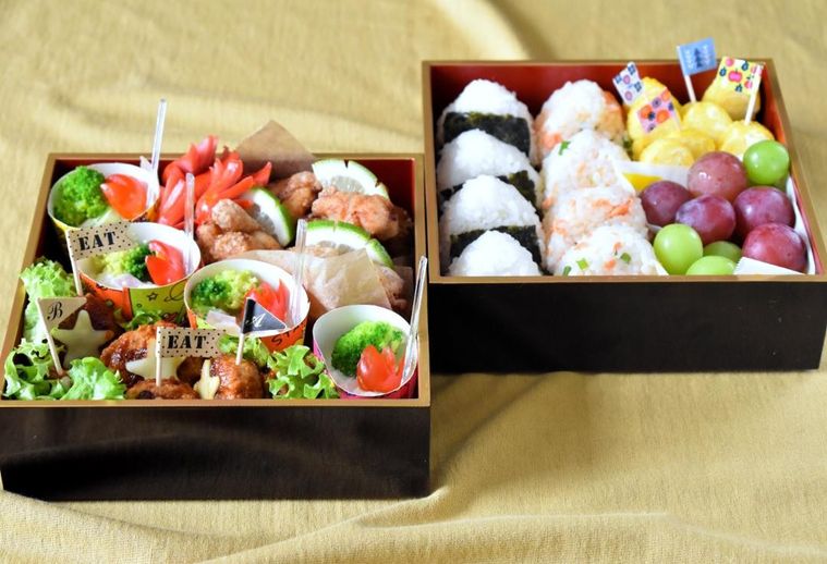 テーブルに置いた2段重の弁当