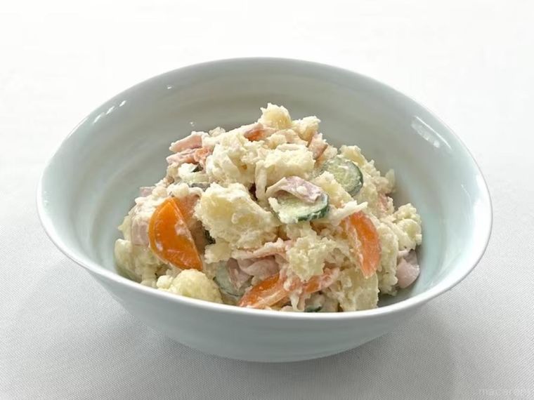 器に盛ったポテトサラダ