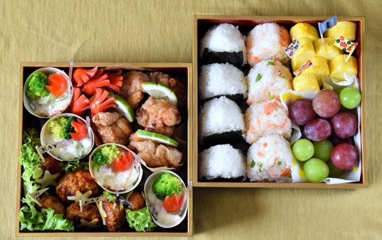 テーブルに置いた2段重箱の弁当