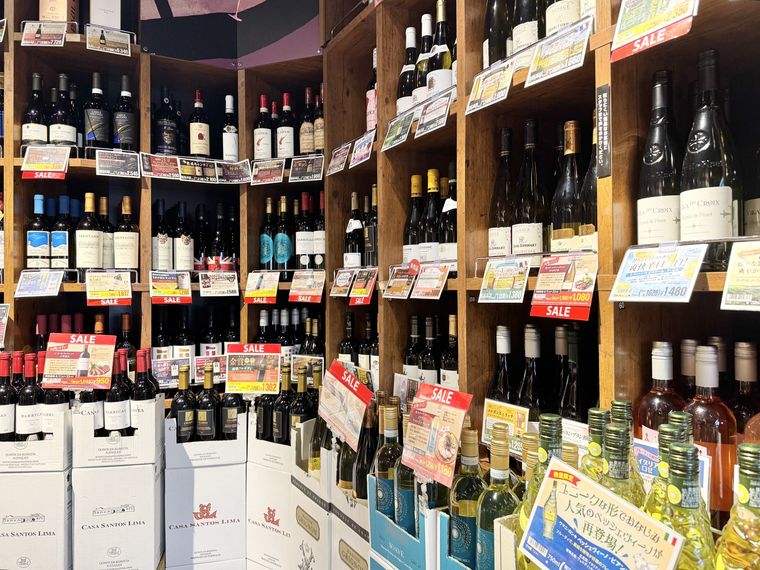 たくさんのワインが並ぶカルディの店内