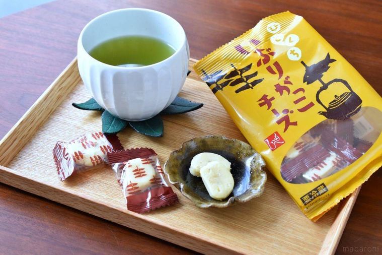 トレーの上にカルディひとくちいぶりがっこチーズのパッケージやお茶が並ぶ様子