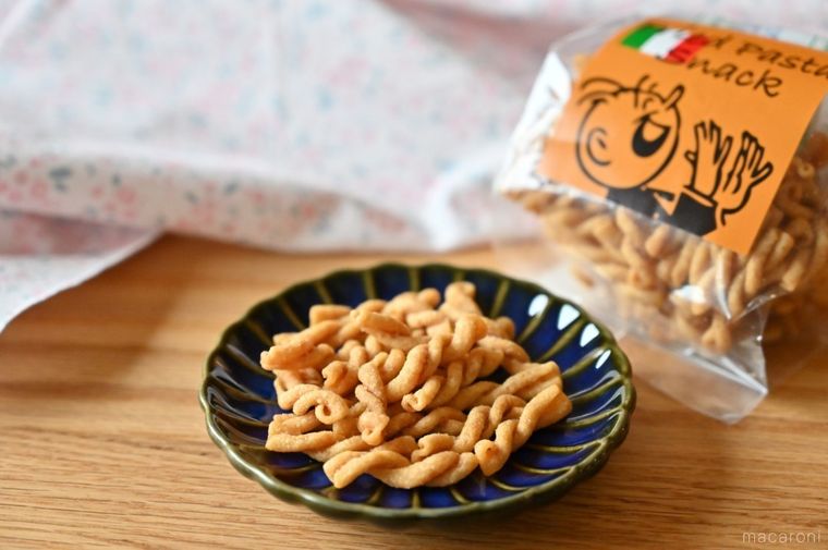 カルディフライドパスタスナック ソルト味のパッケージと中身