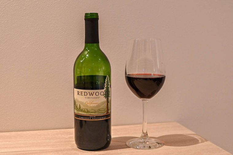 レッドウッド カベルネ・ソーヴィニヨン赤が入ったグラスとボトル