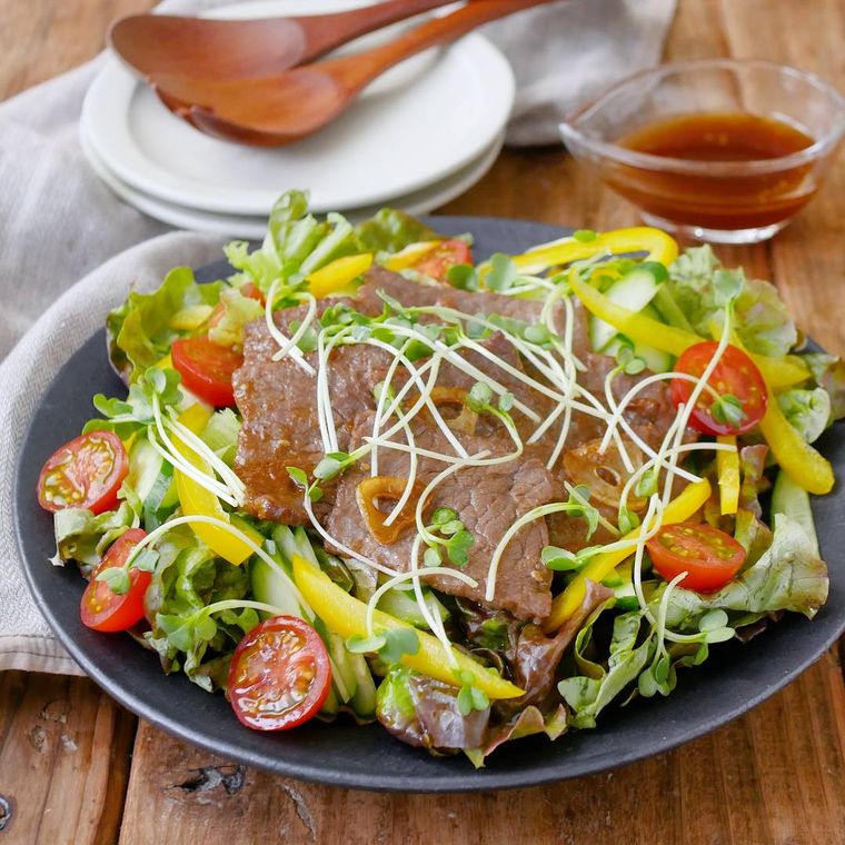 黒い皿に盛りつけられた焼肉サラダ