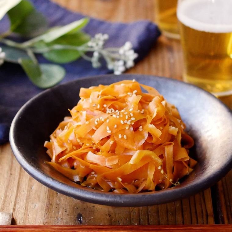 小皿に盛り付けたにんじんのきんぴら