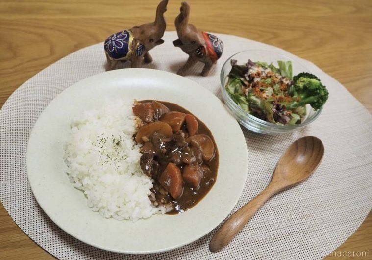 白いお皿に盛られた肉のハナマサのプロ仕様具だくさん牛すじカレーとライス