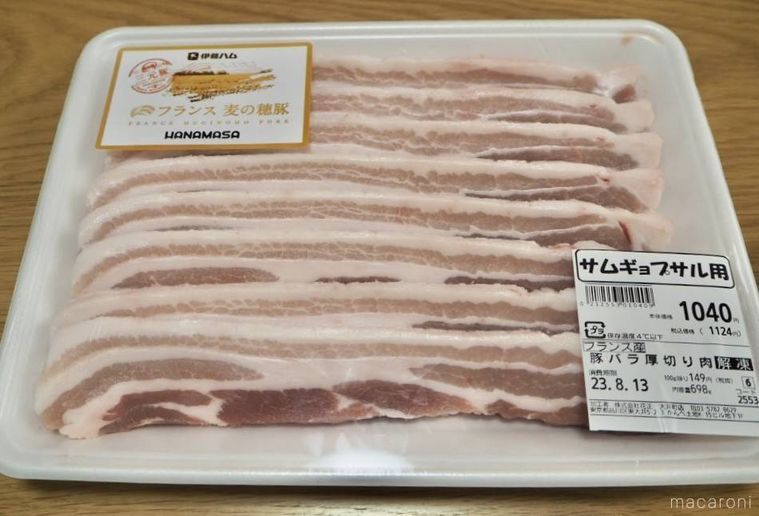 肉のハナマサのサムギョプサル用フランス産豚バラ厚切り肉が机に置かれている