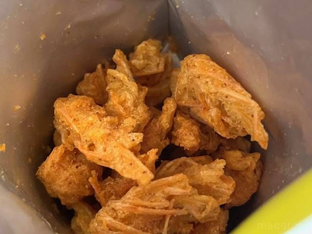 トムヤム味のスナックの袋の中身