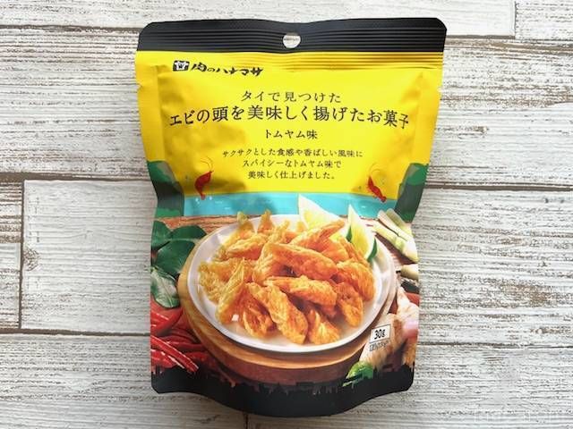 テーブルに置かれたトムヤム味のエビを揚げたスナック