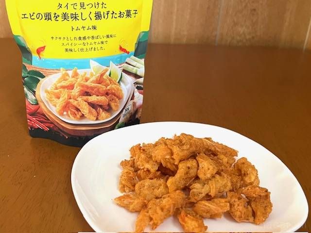 お皿に出されたトムヤム味のエビのスナック菓子