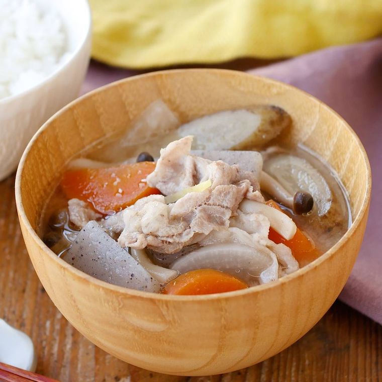にんじん、ごぼう、大根などが入った豚汁