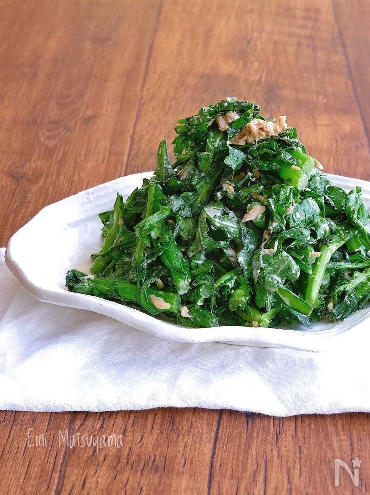 皿に盛られた春菊とツナのマヨぽんサラダ