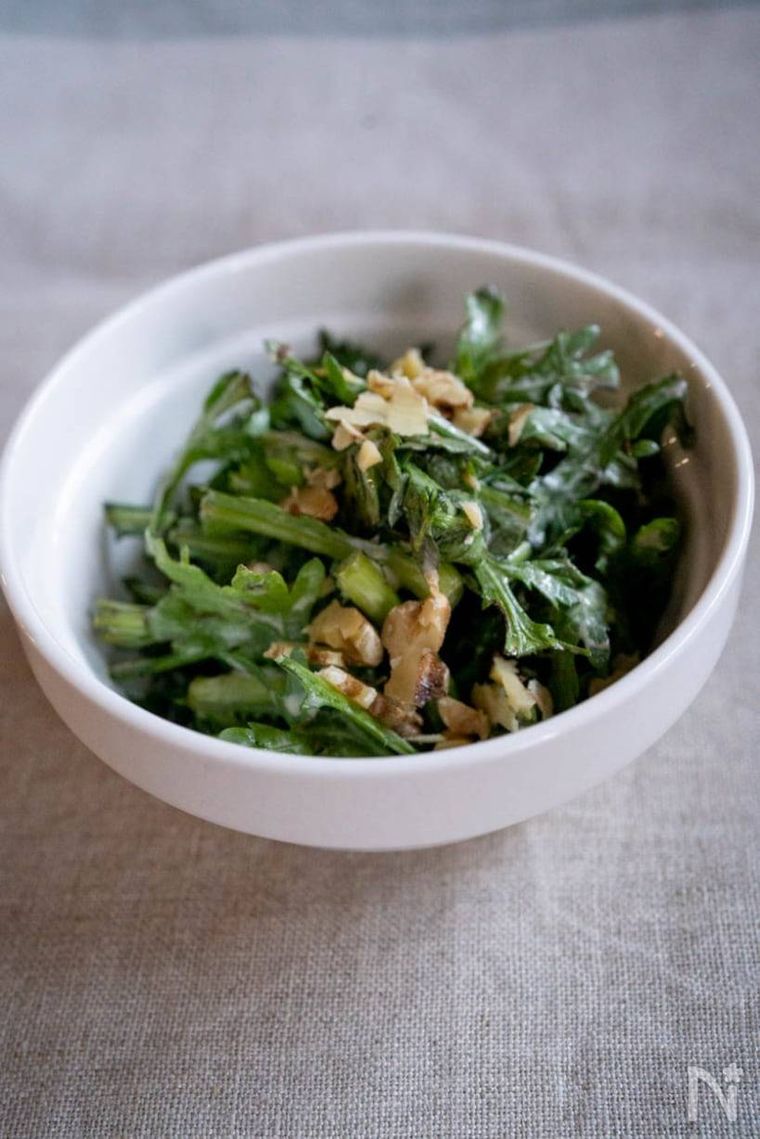 ナッツがトッピングされた春菊のサラダ