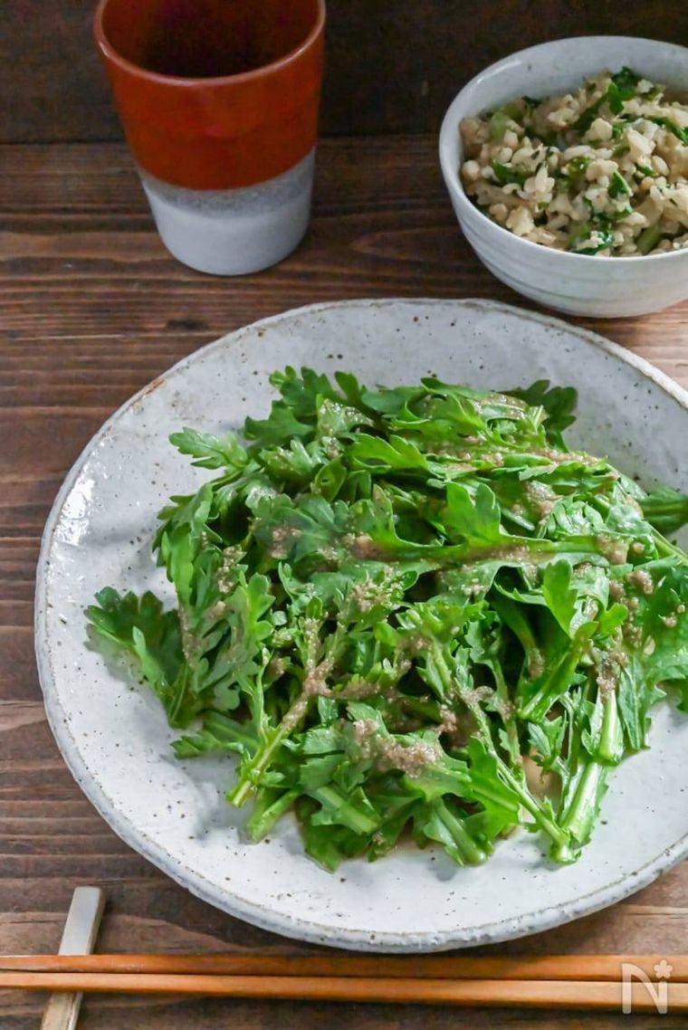 皿に盛られた春菊の中華風サラダ