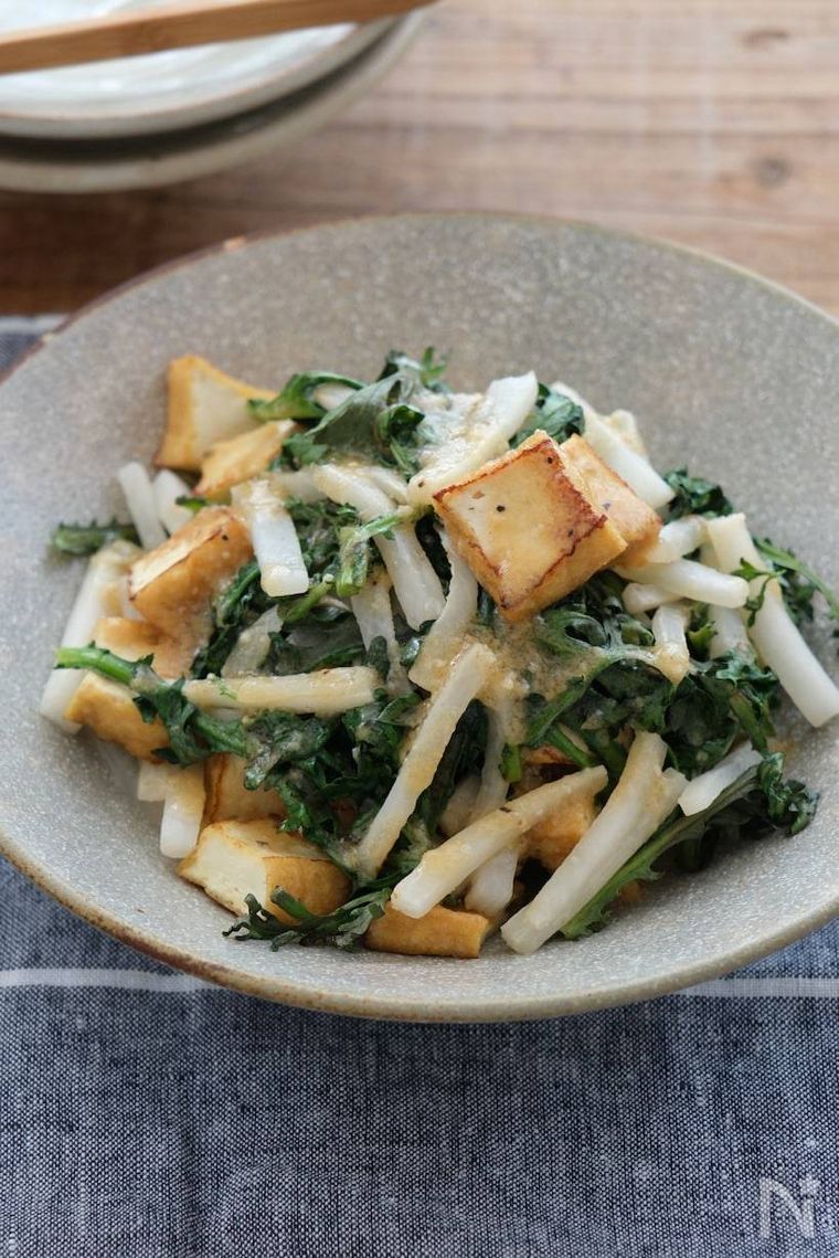 大根、厚揚げ、春菊が入ったホットサラダ