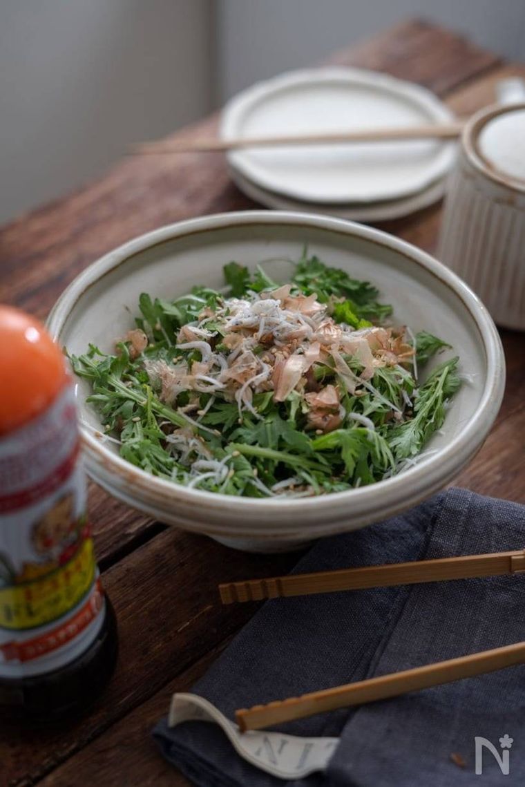 しらすや削り節などがのった春菊のサラダ